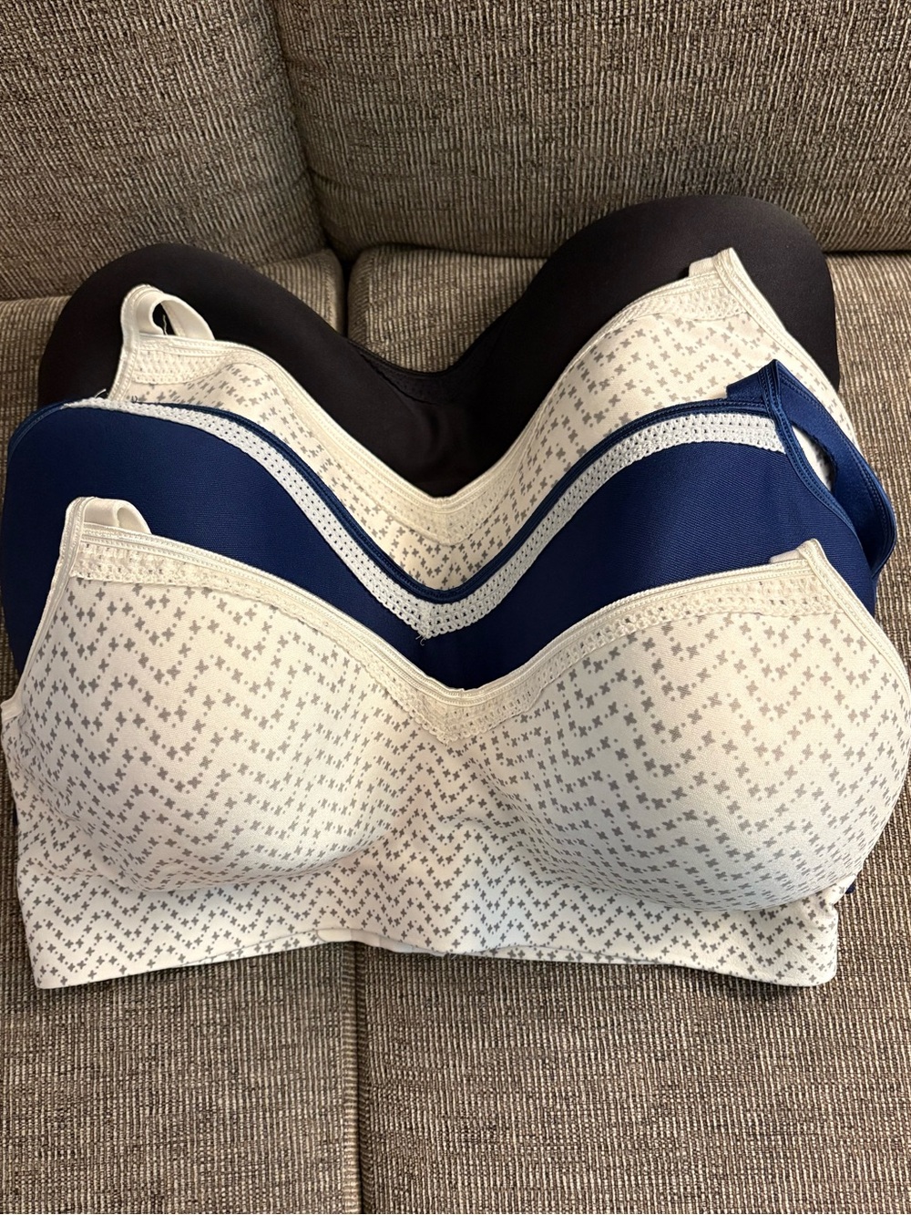 Hanes Wireless Bras Size XL (Set of 4)